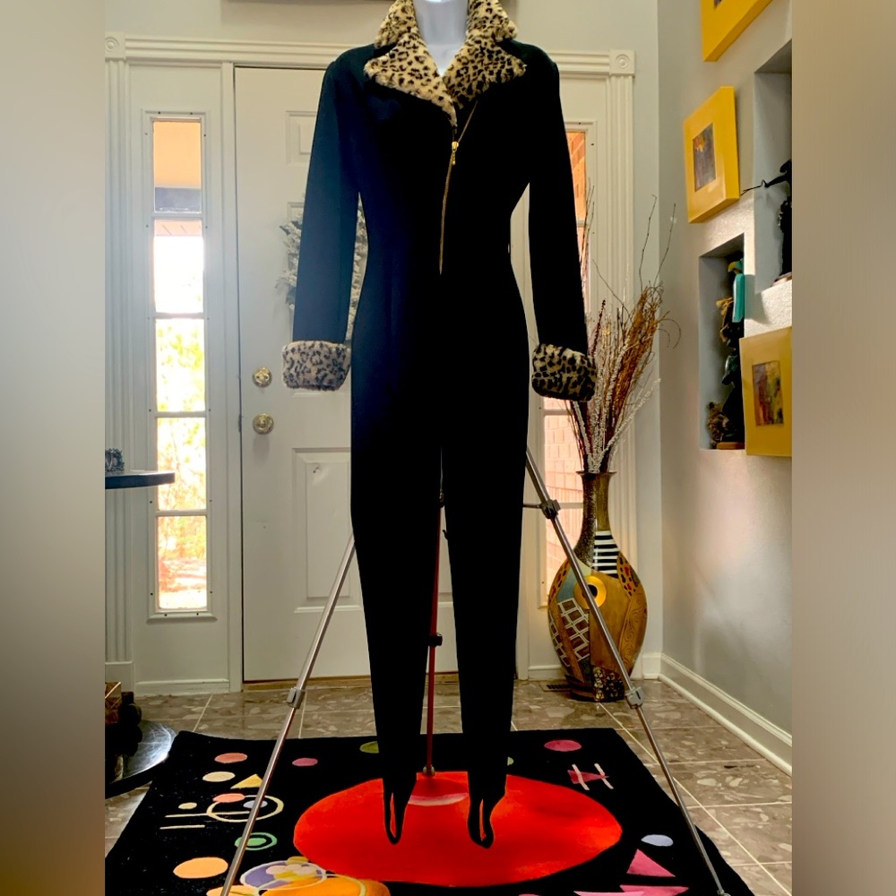 Feel like Cat Woman! Stretch knit catsuit with faux leopard fur-collar and cuffs